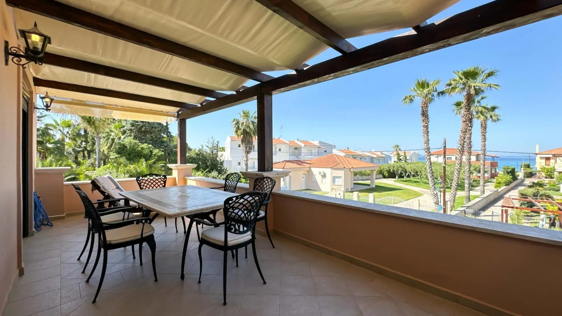 Luxury Seaside Apt In Pefkochori Featuring Pool Holiday home