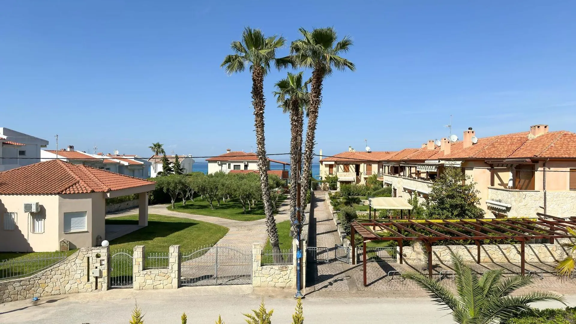 Luxury Seaside Apt In Pefkochori Featuring Pool