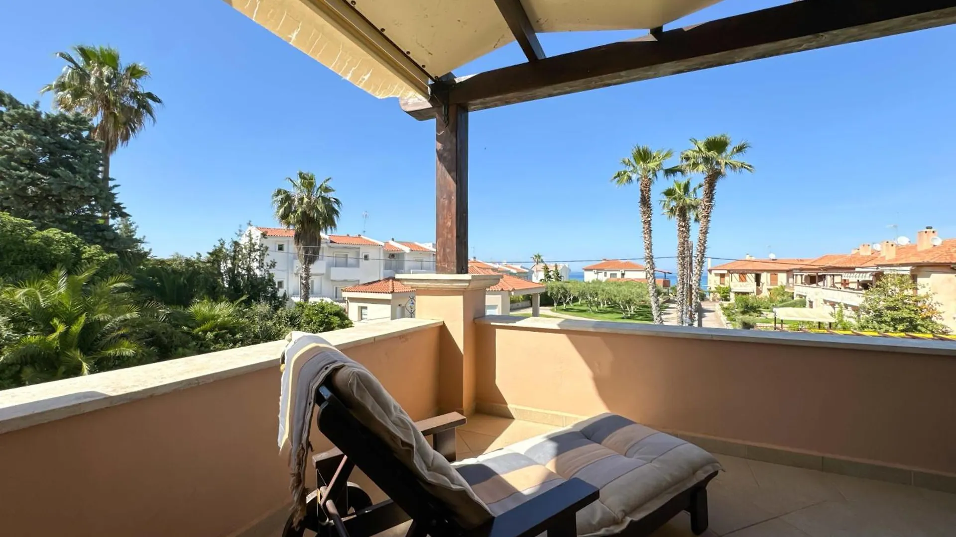 Luxury Seaside Apt In Pefkochori Featuring Pool