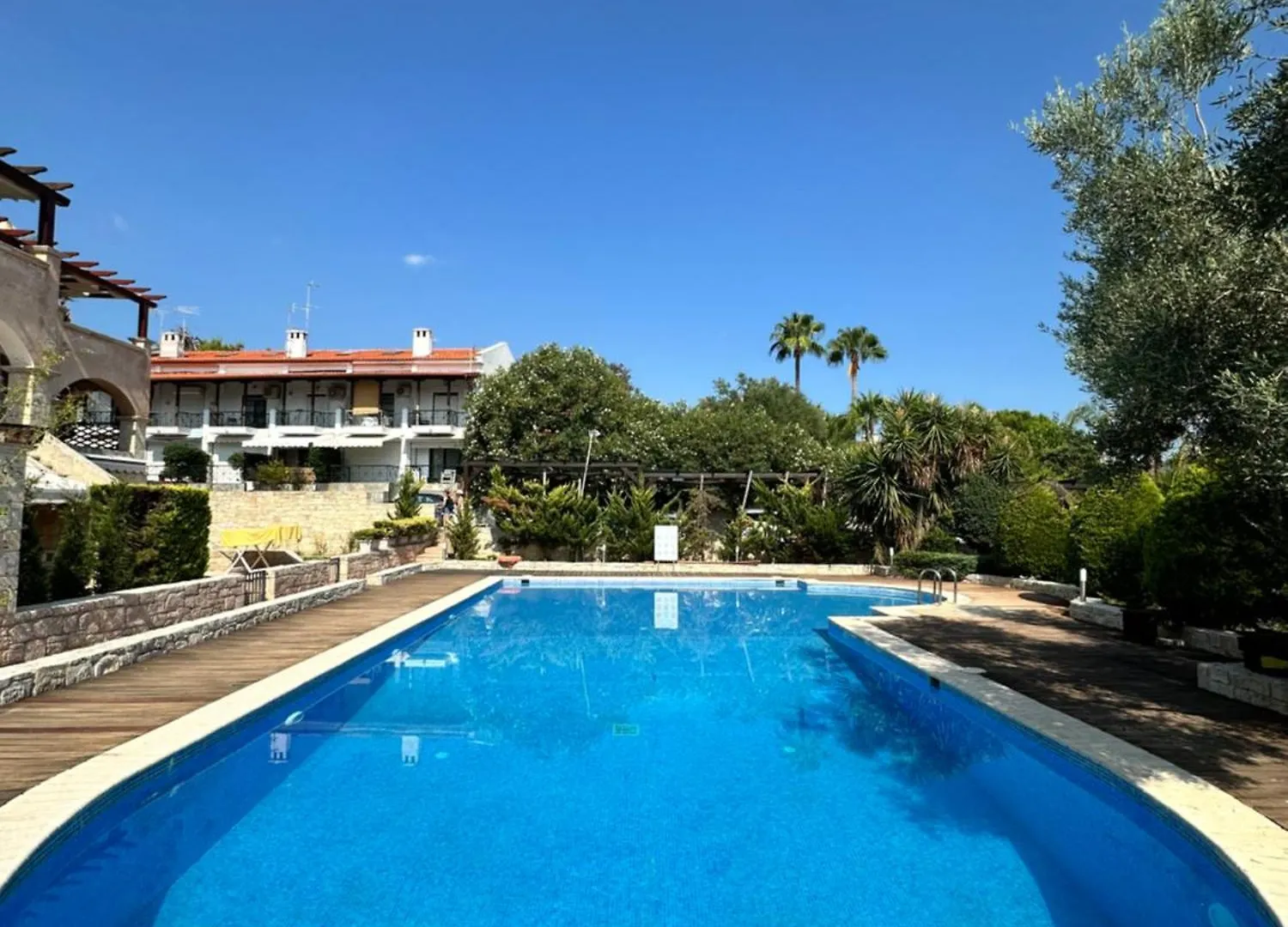 Luxury Seaside Apt In Pefkochori Featuring Pool